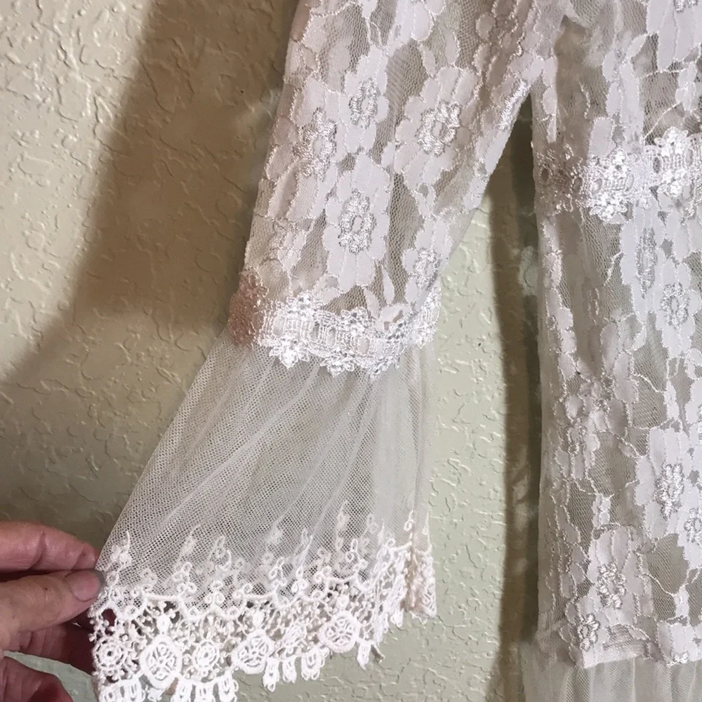 Ladies shabby chic top   Crystal buttons and lace make this top - Picture 4 of 9